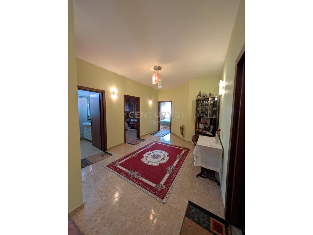 Apartament 2+2 sallone + 2 tualete për shitje në qendër Shkodër - 116 m² 4