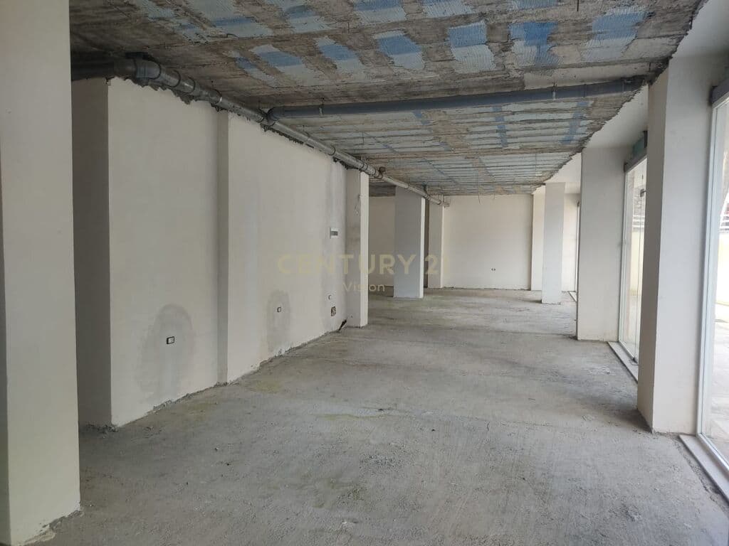 Business premises for sale on Rrugën e Gjanë, Shkodër - 155 m²