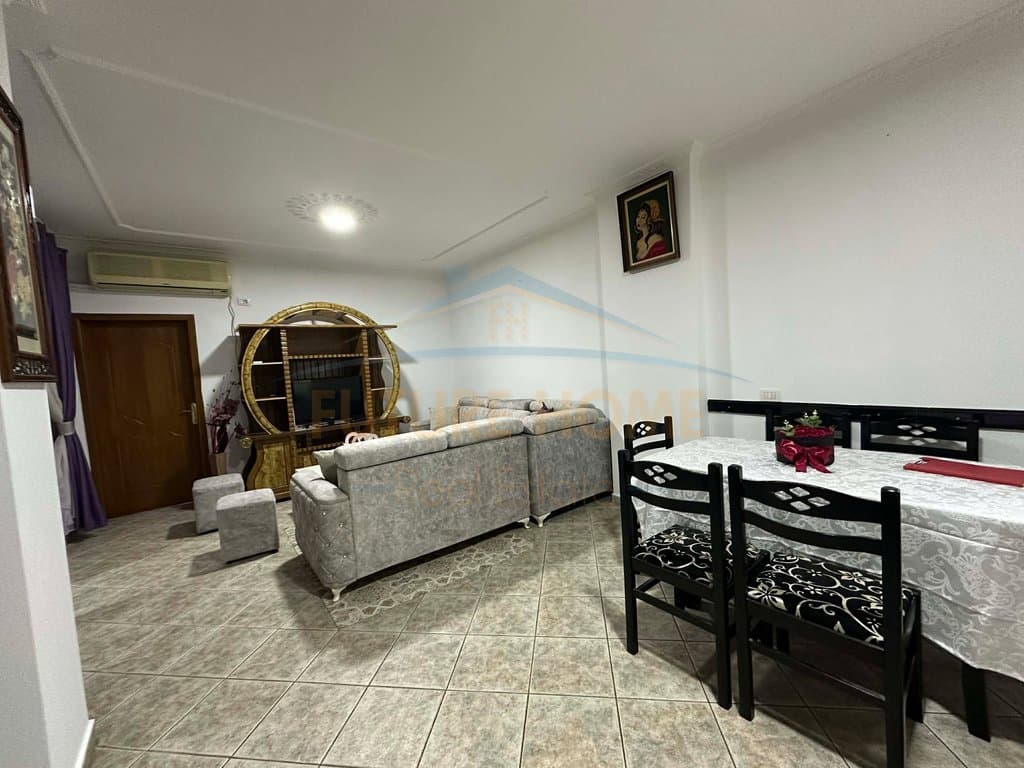 Shitet, Apartament 2+1+2, Unaza e Re. UNA68044
