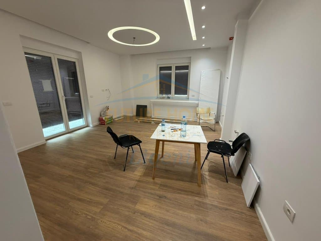 Shitet, Apartament 1+1, Rruga Eduard Mano, Liqeni i Thate, Tiranë.