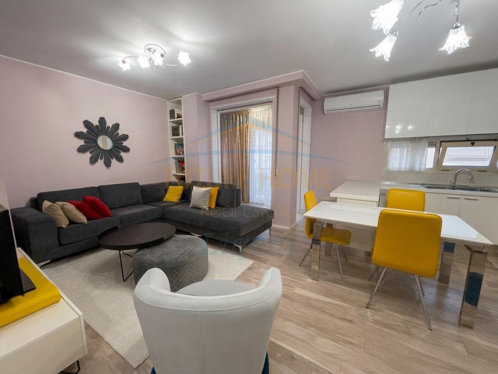 Shitet Apartament 2+1+2+Verande tek Kristal Center, Tirane