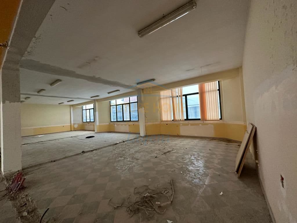 Shitet, Godinë Biznesi, Qendër, Vlorë. 3