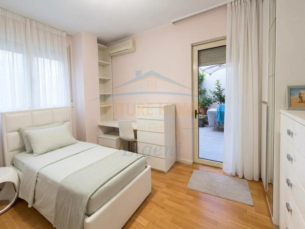 Shitet Apartament 2+1+2+Verande tek Kristal Center, Tirane 4