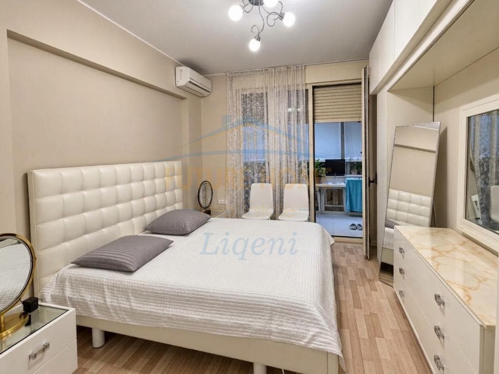 Shitet Apartament 2+1+2+Verande tek Kristal Center, Tirane 2