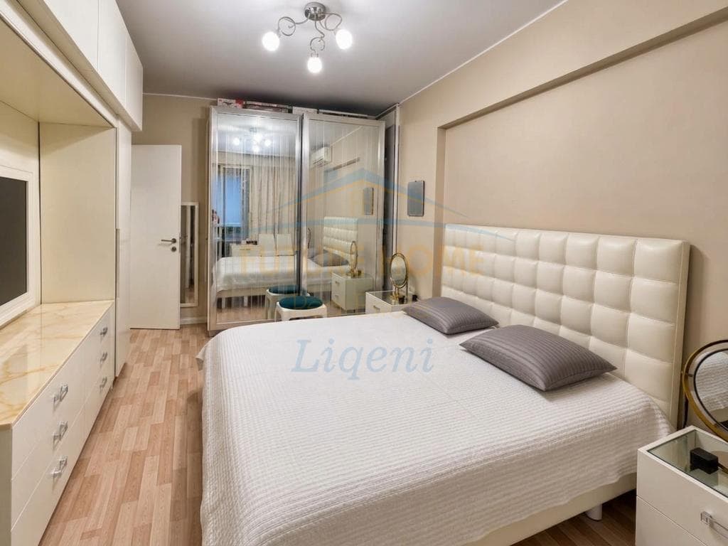 Shitet Apartament 2+1+2+Verande tek Kristal Center, Tirane 3