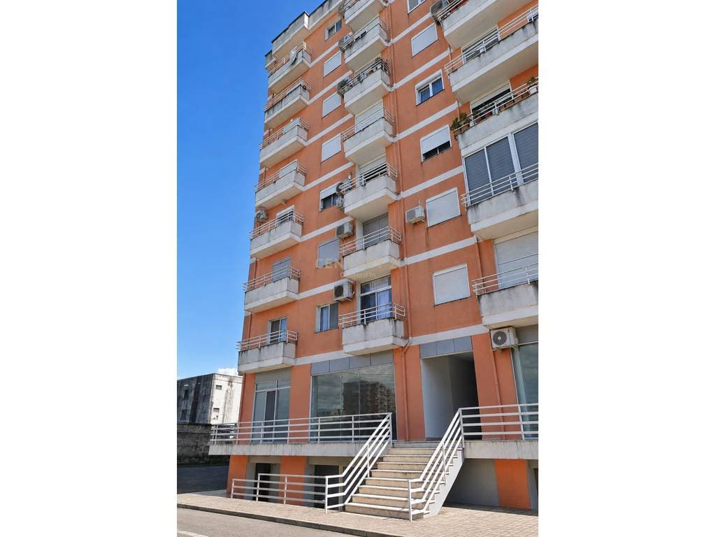 SHITET AMBIENT BIZNESI NË RRUGË TË GJANË, SHKODËR 2