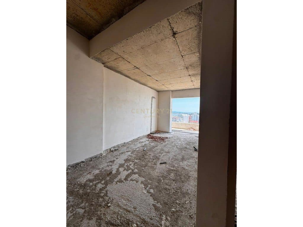 SHITET APARTAMENT 1+1 NË VIJË TË PARË ME PAMJE NGA DETI