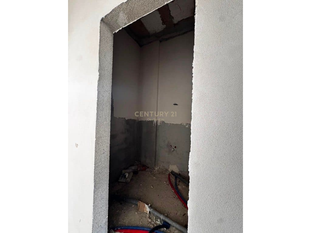 SHITET APARTAMENT 1+1 NË VIJË TË PARË ME PAMJE NGA DETI