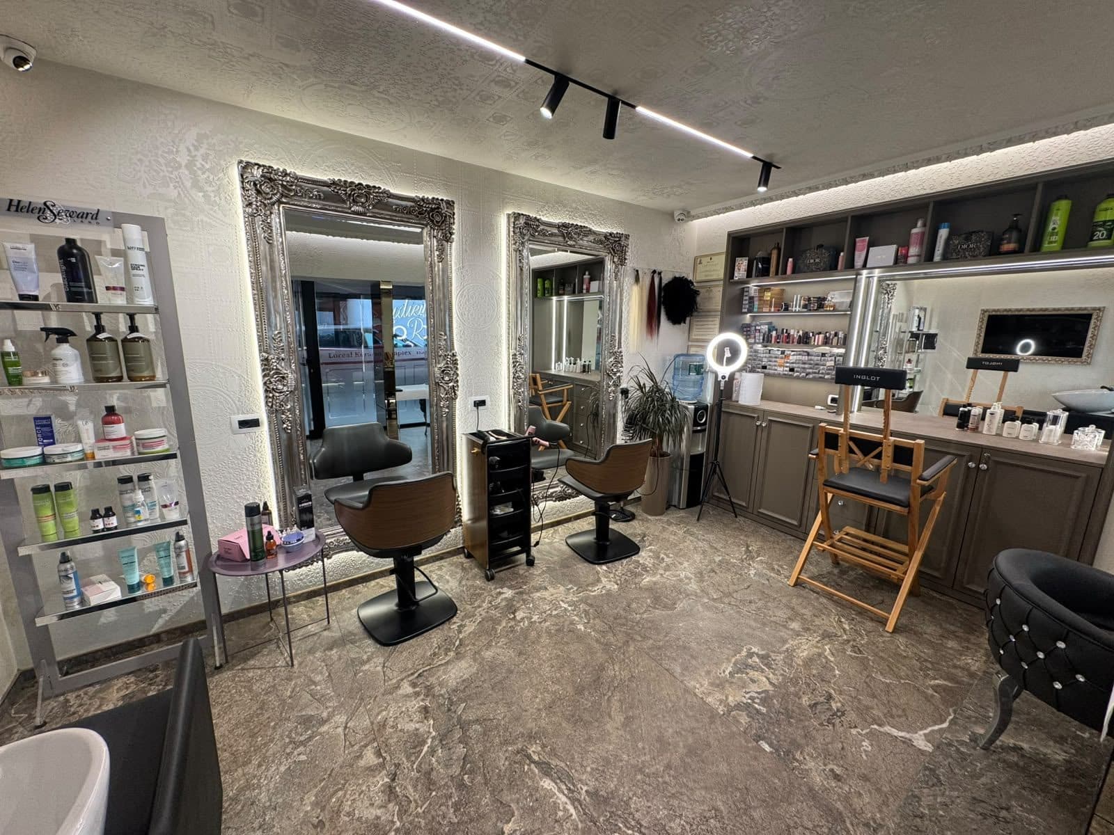 AMBJENT ME QIRA BEAUTY STUDIO.pranë Kristal Center 1