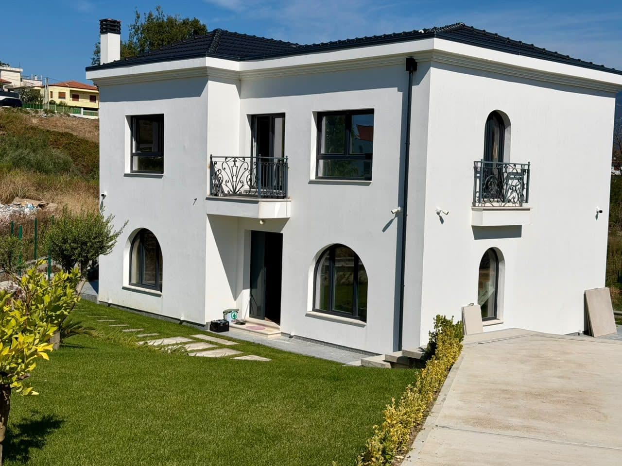 VILË E SAPO PËRFUNDUAR ME QIRA 📍 MJULLË – BATHORE 3