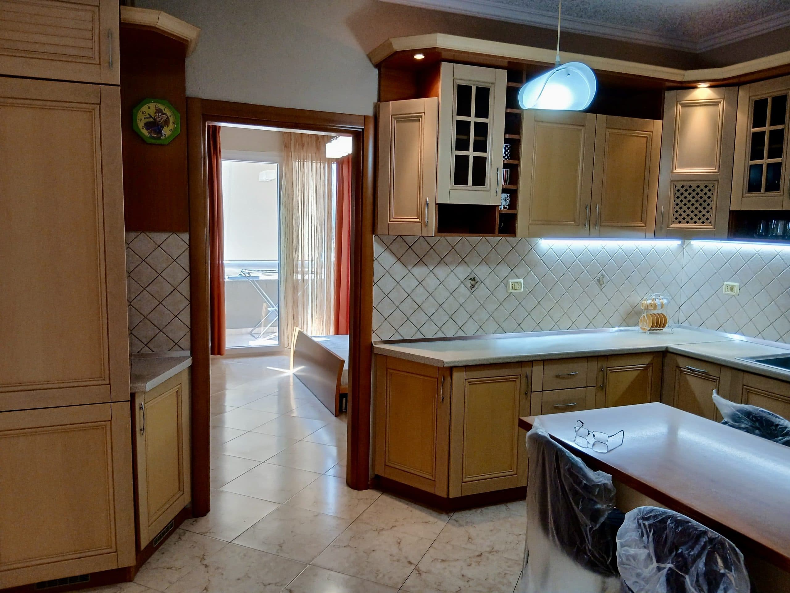 APARTAMENT 2+1 ME PAMJE NGA LIQENI ARTIFICIAL
