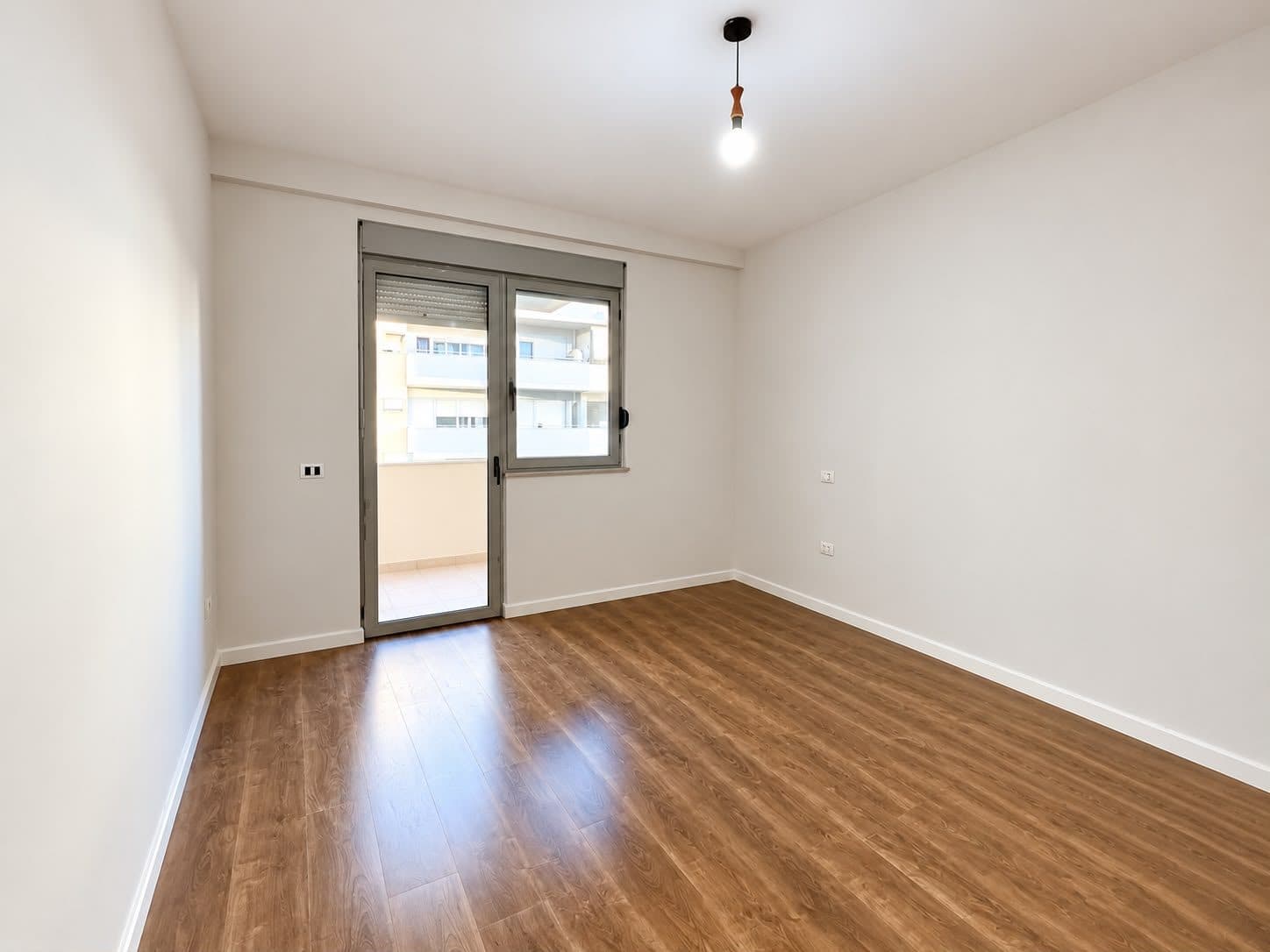 AMBIENT 2+1 PËR ZYRA ME QIRA – RRUGA E KAVAJËS 4