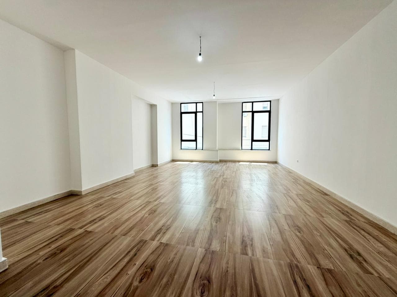 AMBIENT BIZNESI PËR QIRA, NE QENDER 2