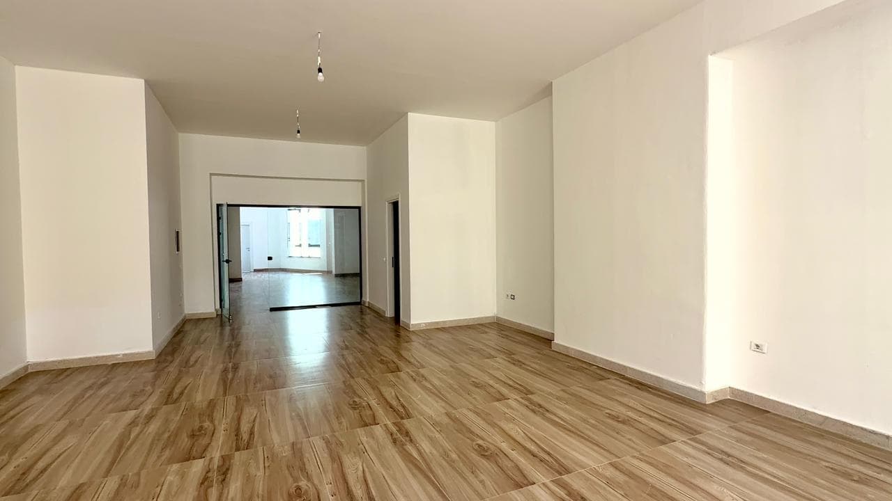 AMBIENT BIZNESI PËR QIRA, NE QENDER 4