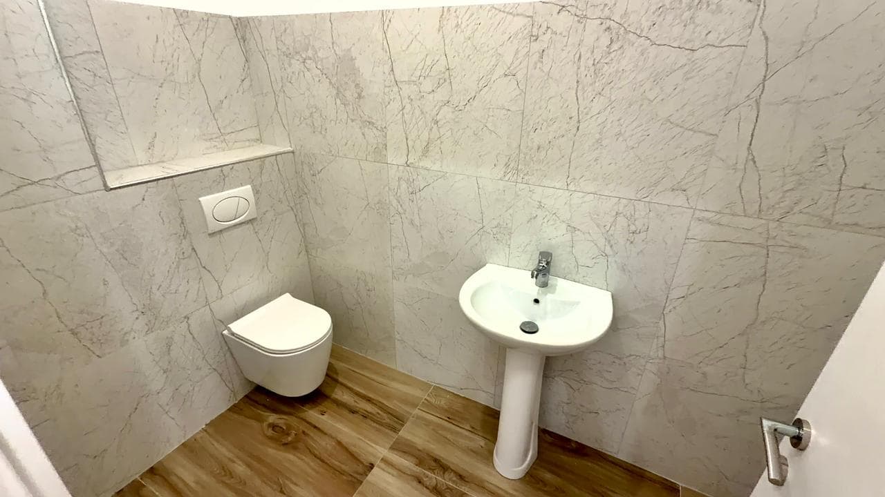 AMBIENT BIZNESI PËR QIRA, NE QENDER 4
