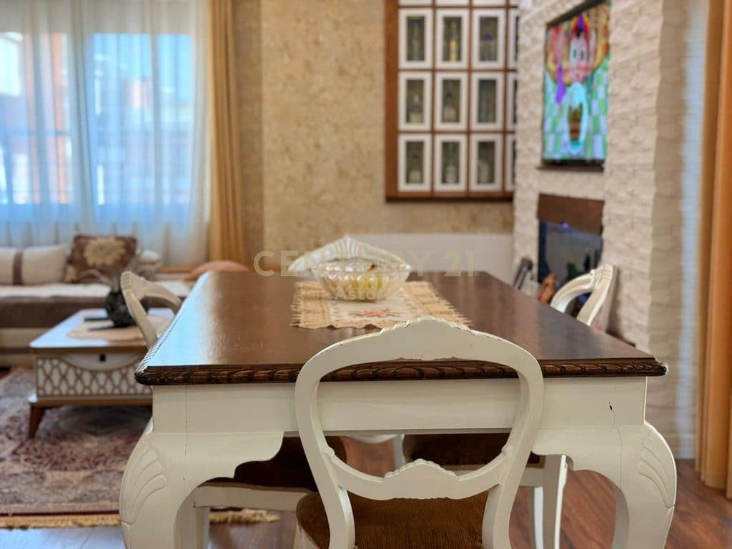 Shitet apartament premium 2+1+2+post parkimi ne kompleksin Sima Com, Unaza e re. 4