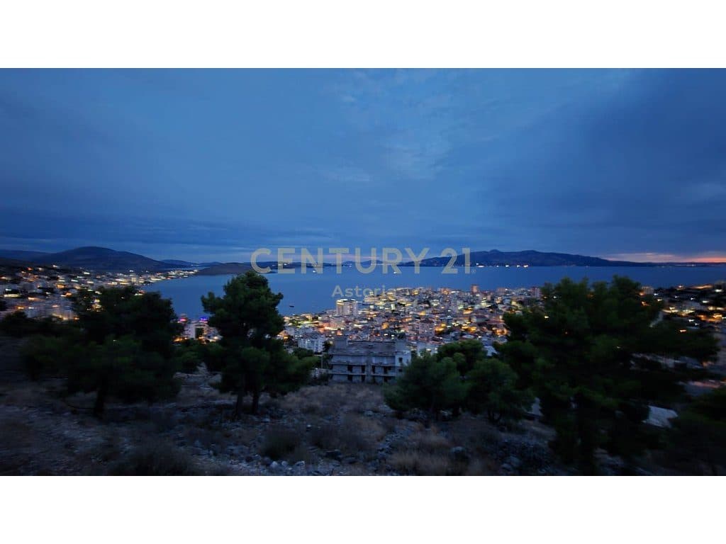 Vilë në ndërtim me pamje mahnitëse nga deti – Sarandë