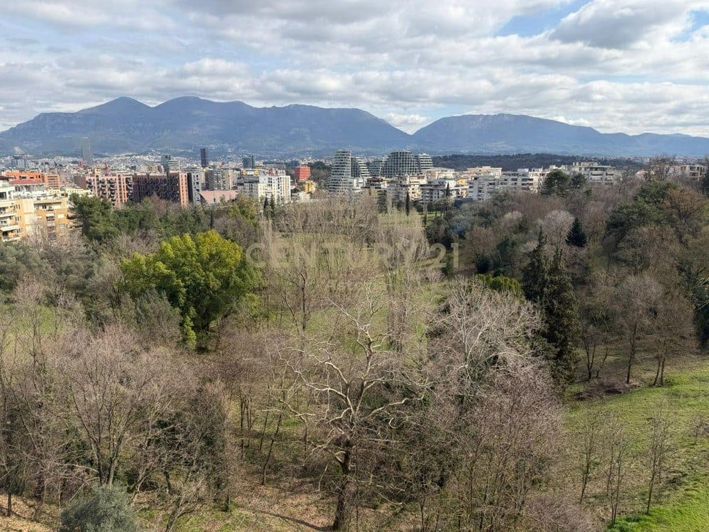 Apartament 1+1 me Verandë 90 m² – Kati 5, pamje e hapur nga Kopshti Botanik 4