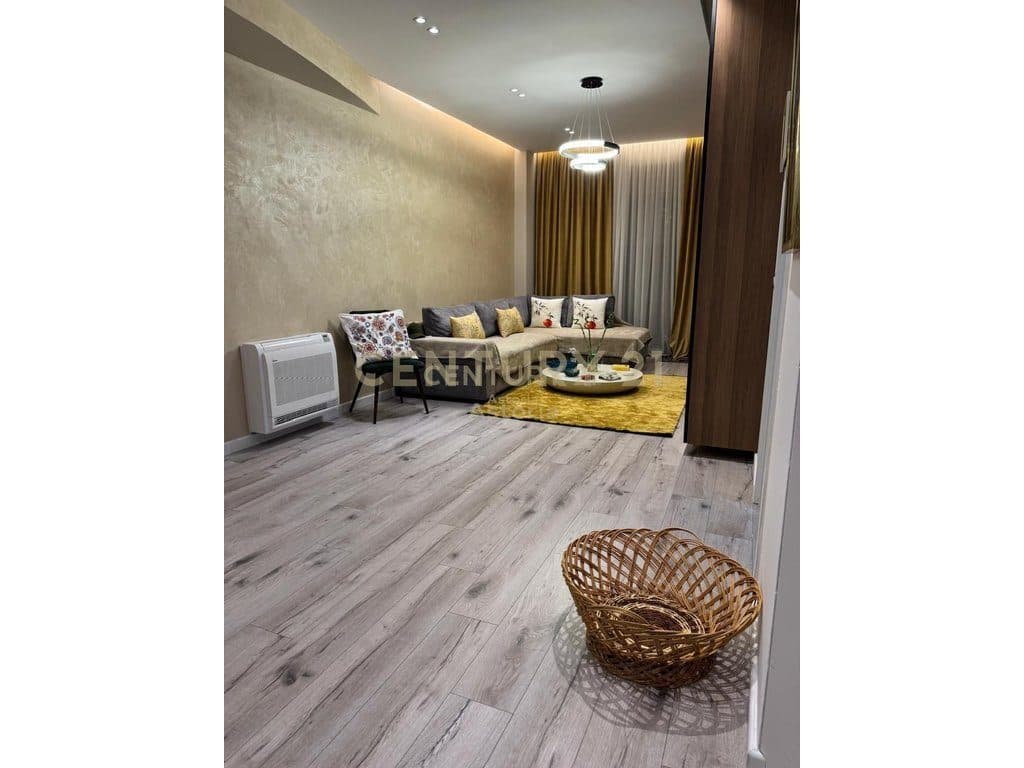 QIRA, TRIPLEX LUKS 3+1+3 ME VERANDË, ME VEND PARKIMI, REZIDENCË "KODRA E DIELLIT 2" 4