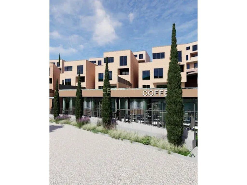 TRIPLEKS PER SHITJE ME PISHINE NE SWAN LAKE RESIDENCE 3