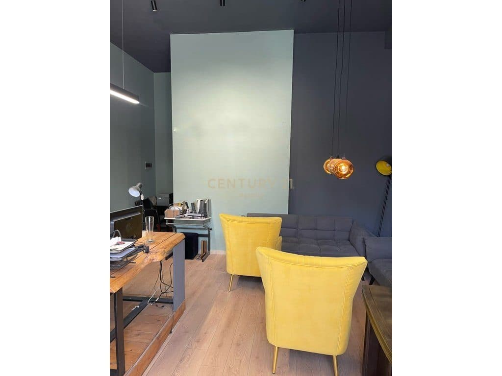 COMMERCIAL SPACE FOR SALE IDEAL FOR OFFICE OR BUSINESS IN ASTIR.