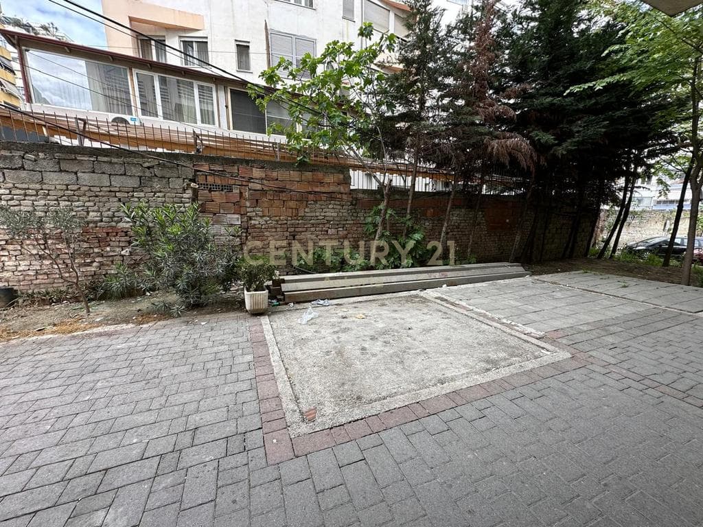 Great Business Opportunity in the Municipality of Paris – Floor 0 with Veranda 2