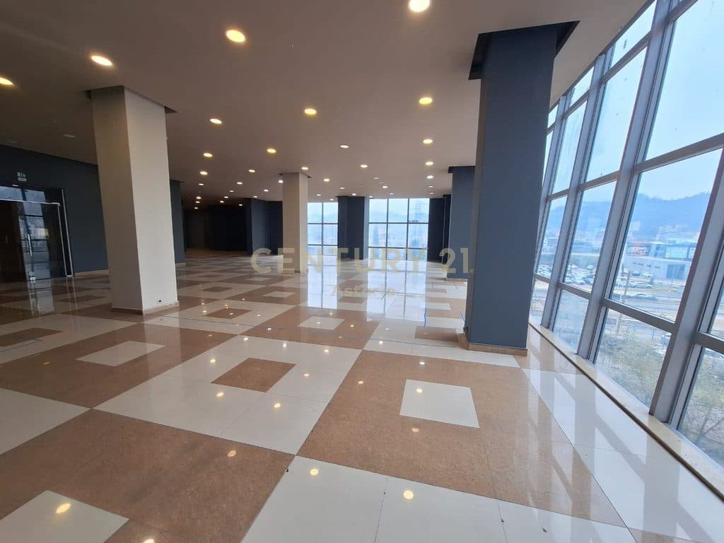 COMMERCIAL SPACE FOR RENT NEXT TO THE ROAD ON THE TIRANA-DURRES HIGHWAY. 2