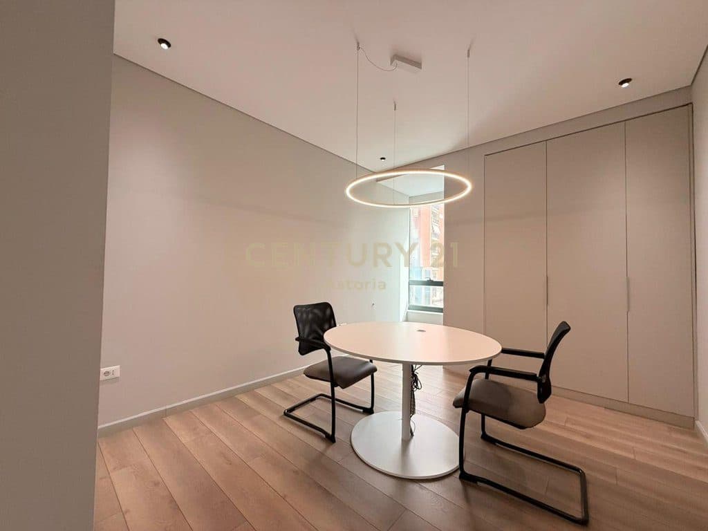 AMBIENT KOMERCIAL 80 M² – IDEAL PËR ZYRA, RRUGA E ELBASANIT 4