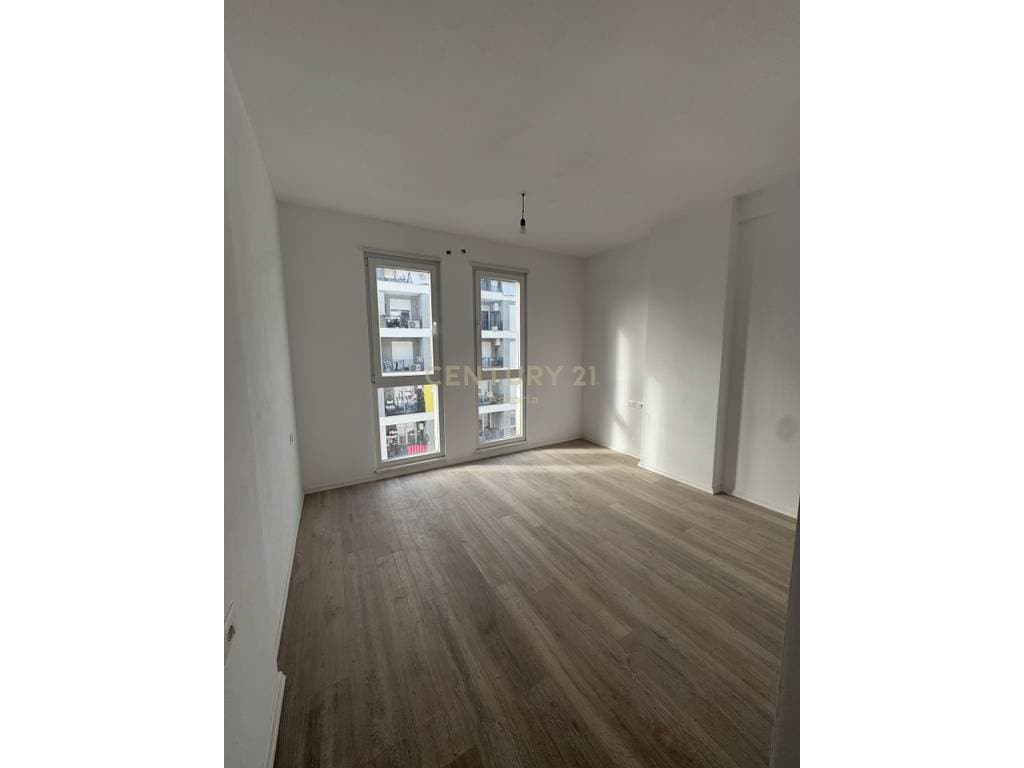 PËR SHITJE APARTAMENT 2+1 ME VEND PARKIM NË UNIVERS CITY 4