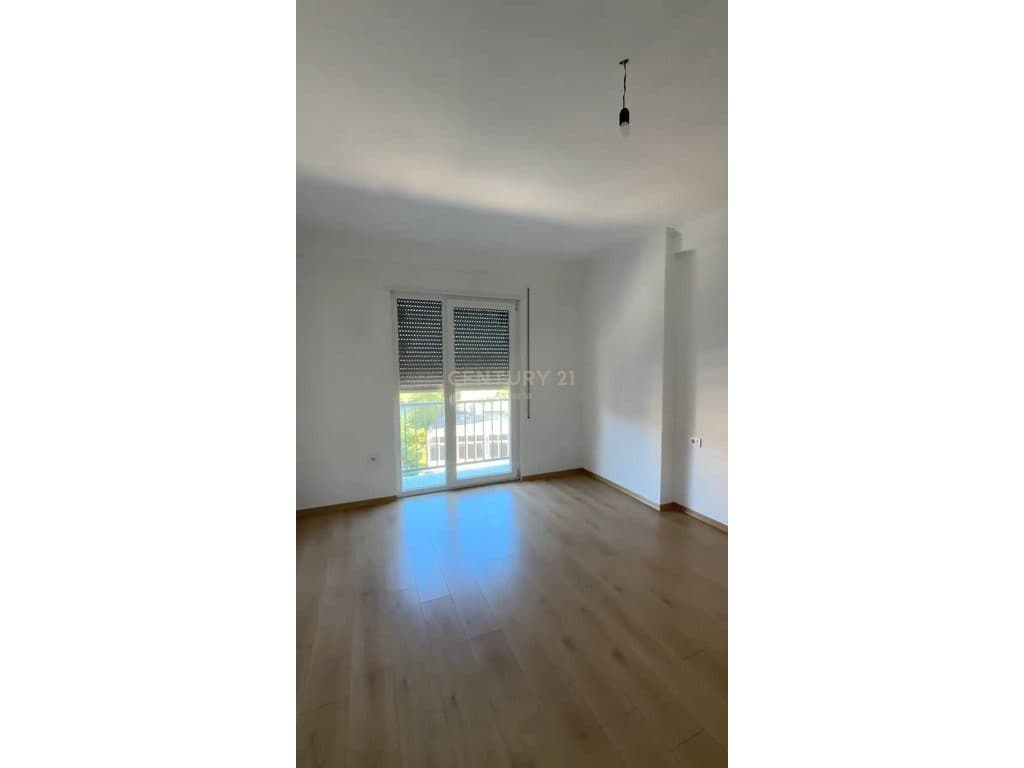 SHITET APARTAMENT 1+1 ME VERANDE NE INSTITUT