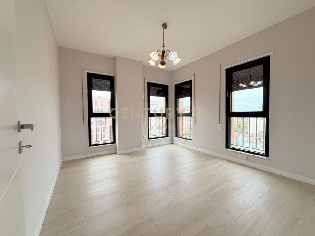 JEPET ME QIRA APARTAMENT PER ZYRA/BANIM 2+1+2 TEK SHKOLLA E KUQE, TIRANE