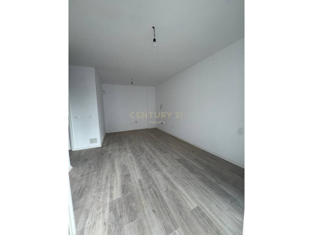 PËR SHITJE APARTAMENT 2+1 ME VEND PARKIM NË UNIVERS CITY 2