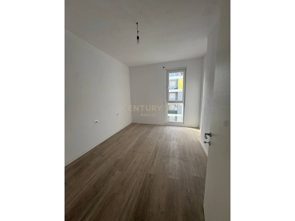 PËR SHITJE APARTAMENT 2+1 ME VEND PARKIM NË UNIVERS CITY 3