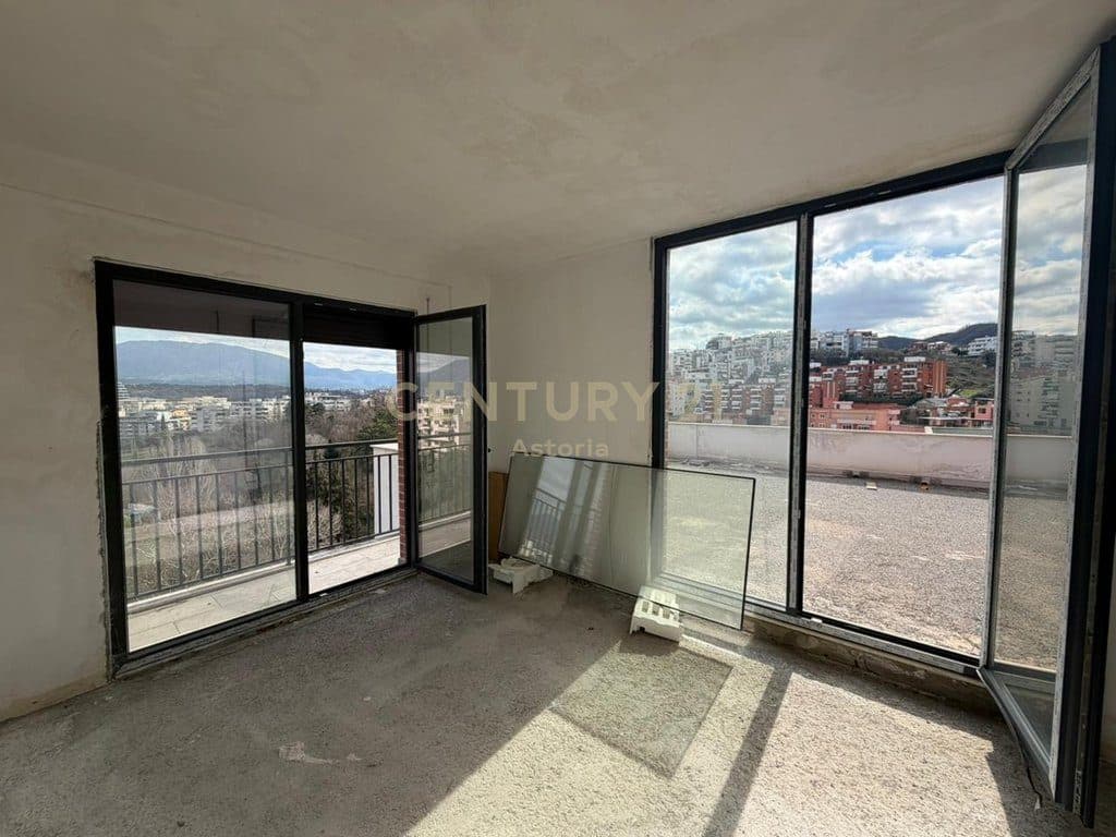 Apartament 1+1 me Verandë 90 m² – Kati 5, pamje e hapur nga Kopshti Botanik 2