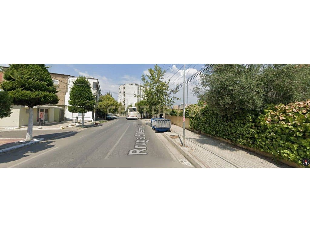 SHITET NJESI BUZË RRUGËS KRYESORE - 3 DESHMORËT, YZBERISHT