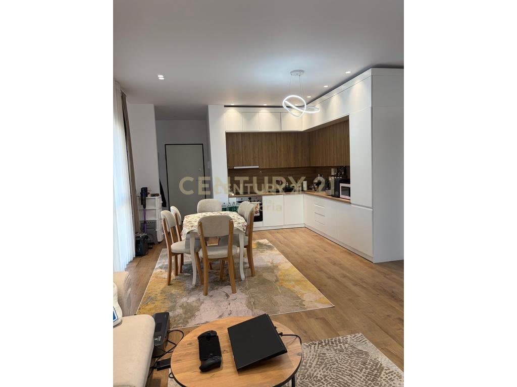 APARTAMENT 2+1+2 VERANDA, ME QIRA, QENDRA EMERALD – 5 MAJ 2