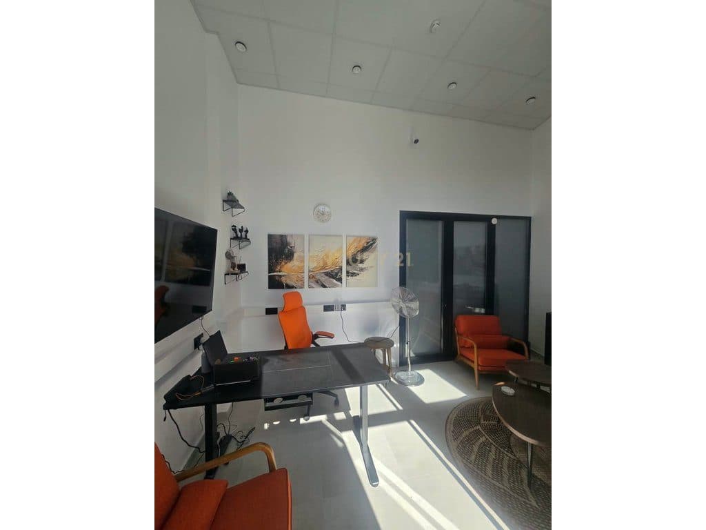 Ambient zyre + magazinë me qira - Rruga Naim Frashëri, pranë Rrugës së Kavajës 3