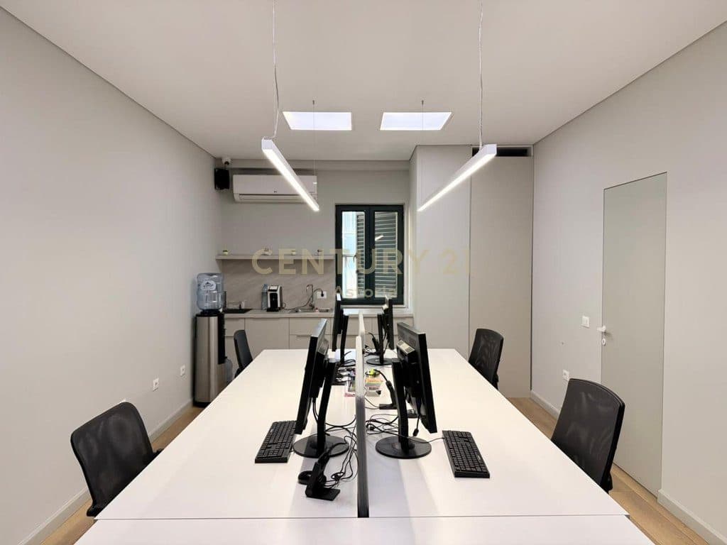 AMBIENT KOMERCIAL 80 M² – IDEAL PËR ZYRA, RRUGA E ELBASANIT 3