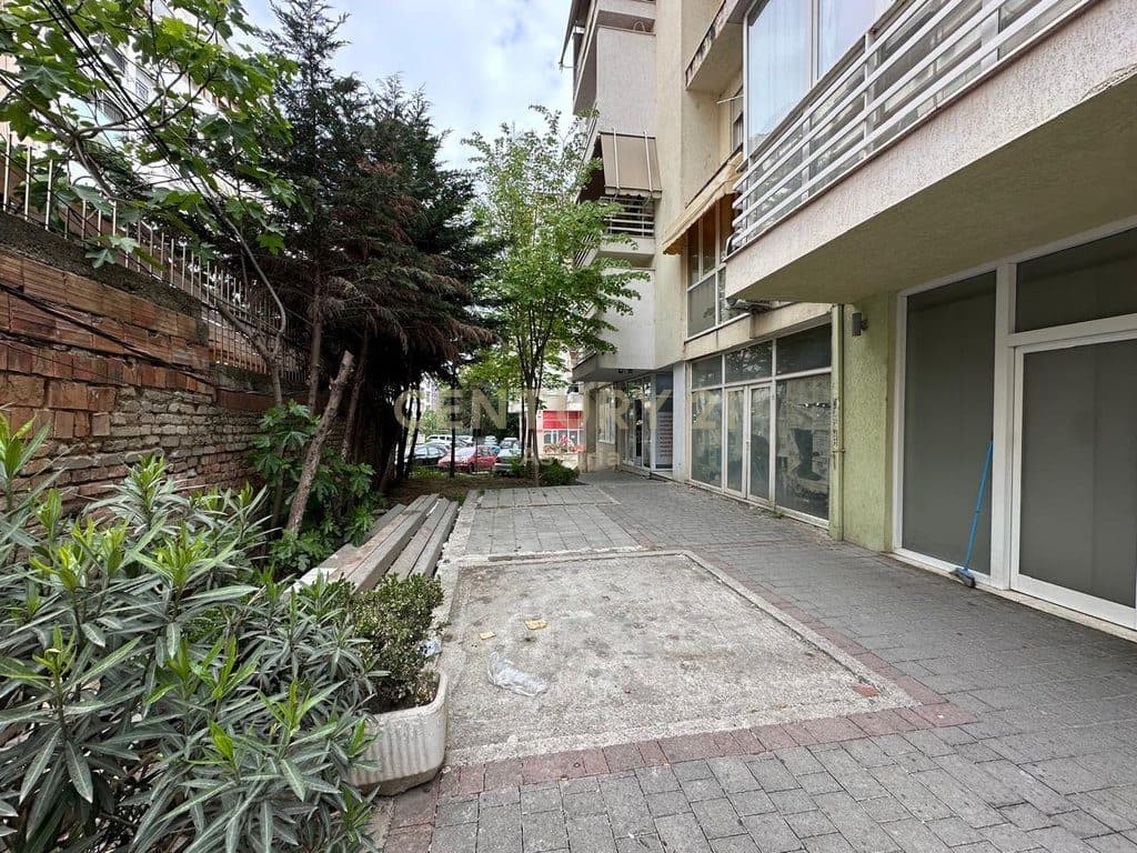 Great Business Opportunity in the Municipality of Paris – Floor 0 with Veranda