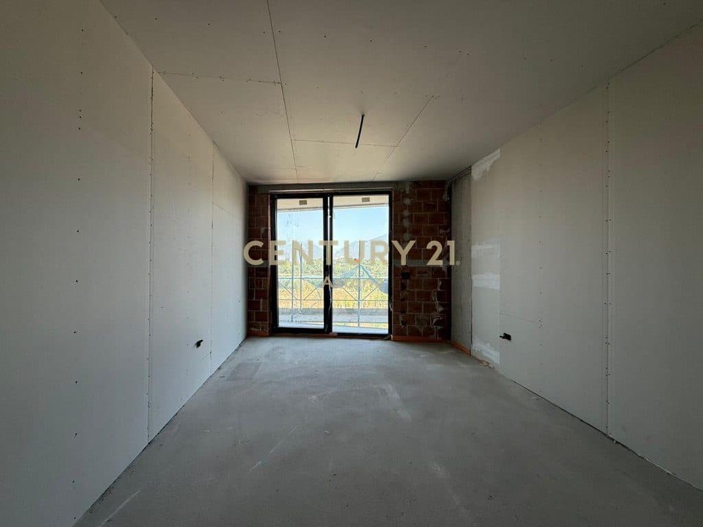 Apartament modern 2+1+2 me verandë pranë Liqenit Artificial dhe Liqenit të Thatë 2
