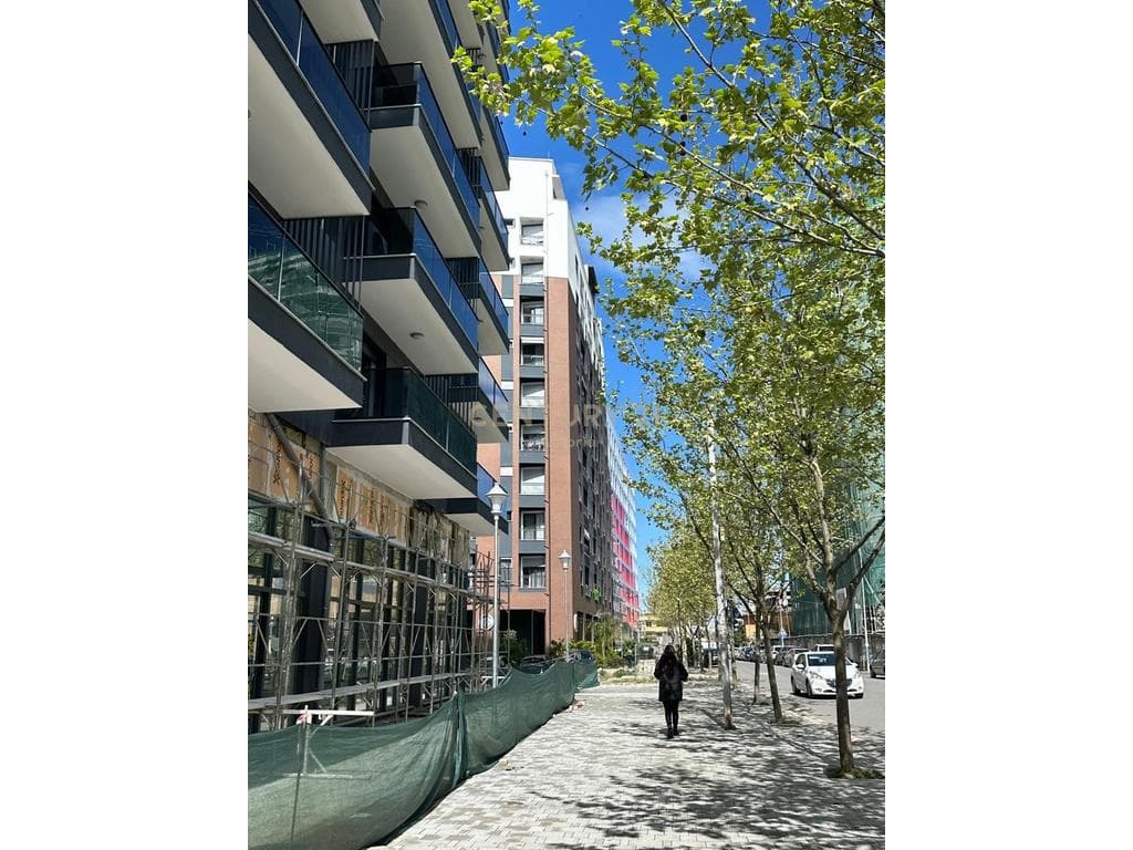 Apartament 1+1 për shitje në Don Bosko – Ndriçim Natyral, Orientim Jug-Perëndim dhe Akses Strategjik!