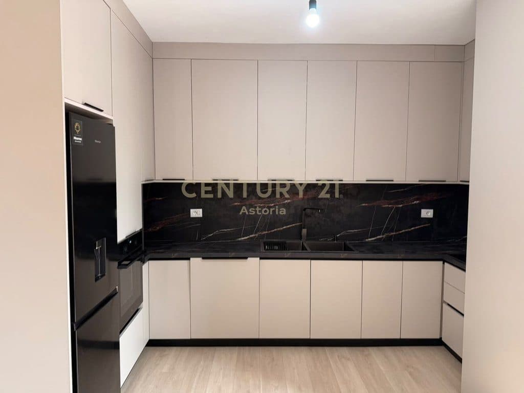 JEPET ME QIRA APARTAMENT PER ZYRA/BANIM 2+1+2 TEK SHKOLLA E KUQE, TIRANE 3