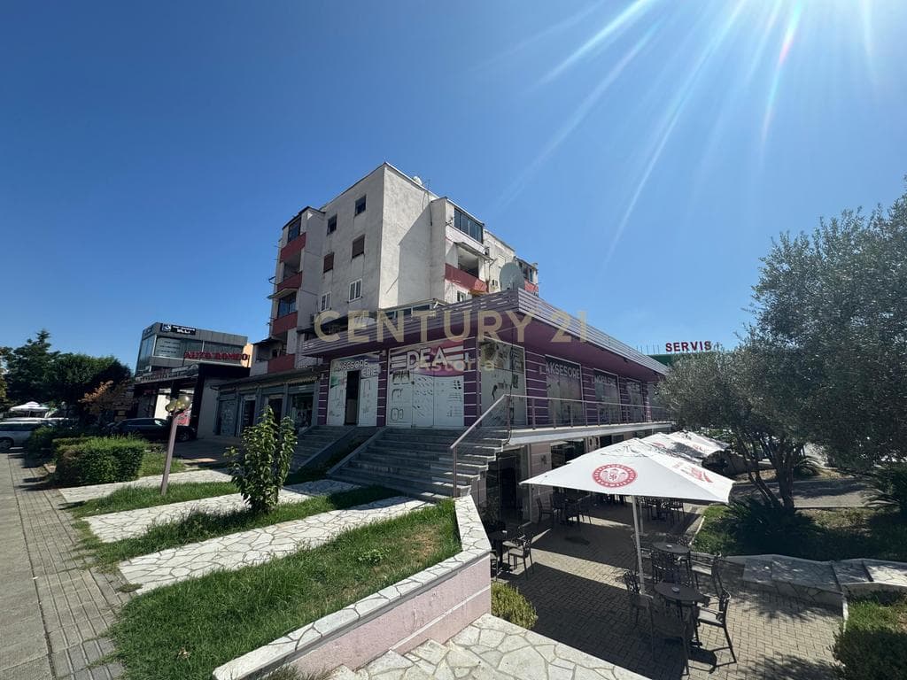 Shitet njësi komerciale në hyrje të Elbasanit, te rrethrrotullimi i Luleve 3