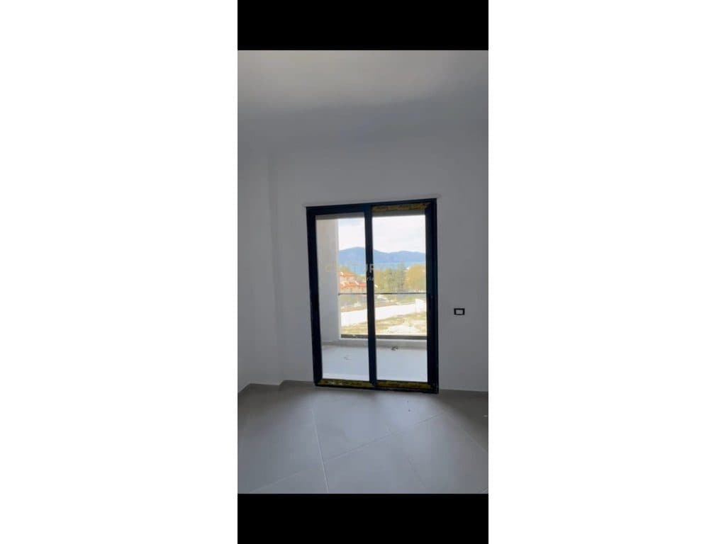 Shitet apartament 1+1 ne Radhime me pamje nga deti! 4
