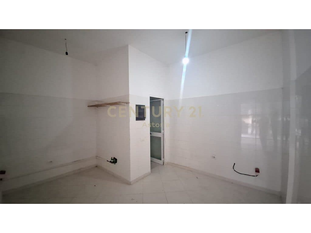 COMMERCIAL SPACE FOR SALE IN ASTIR 3