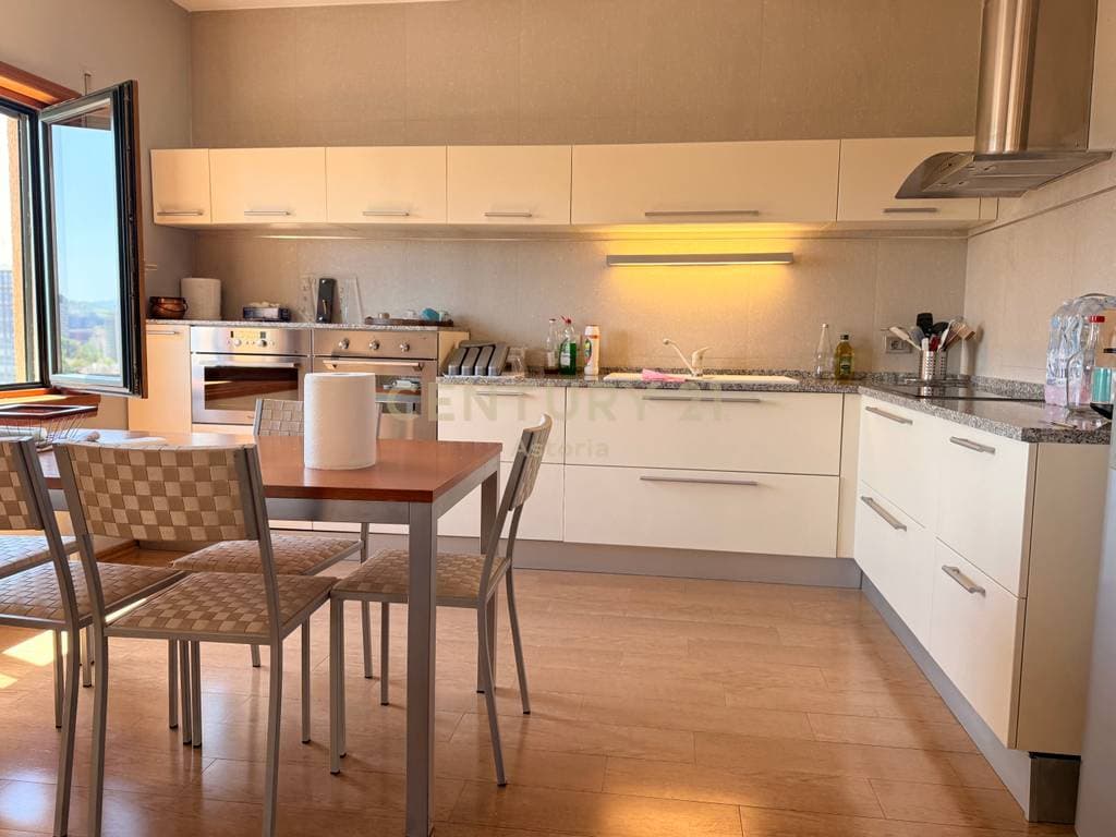 SHITET APARTAMENT 2+1+3+ 2 POSTE PARKIMI TE GALERIA, ISH KINEMA 17 NENTORI 4