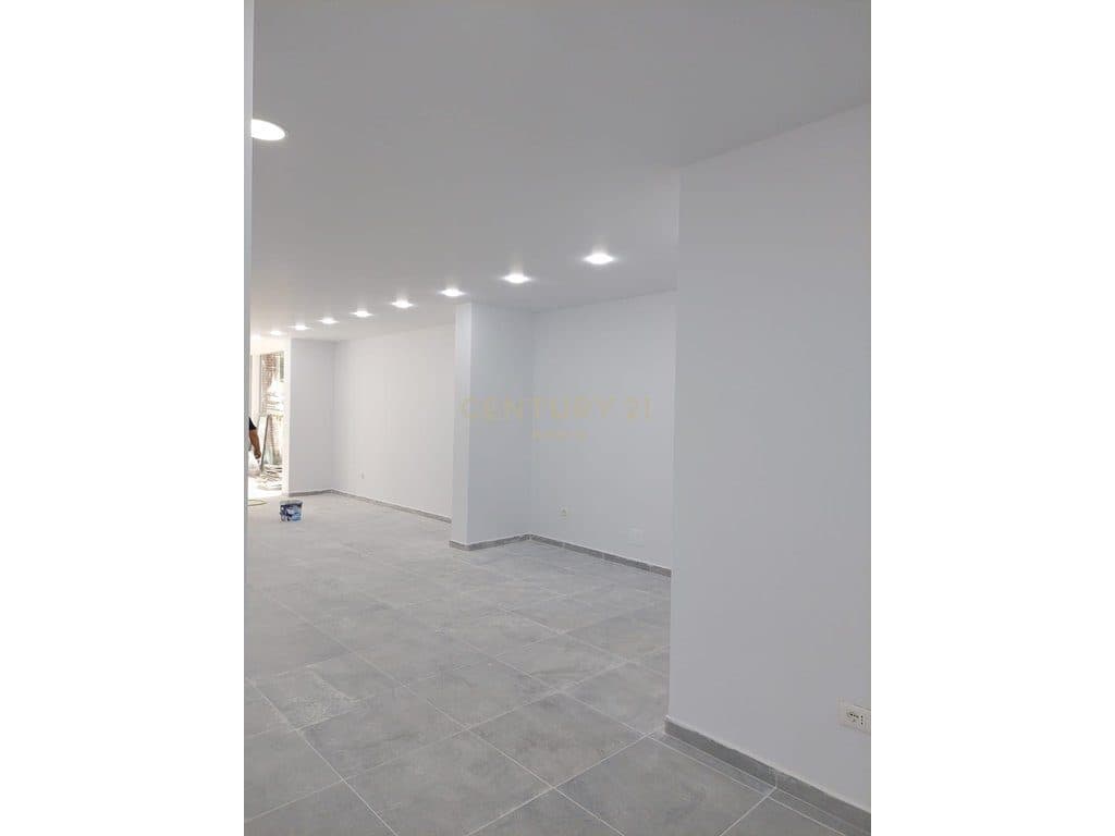 Opportunity!!! Commercial Space 154m2 for Sale in Fresk 4