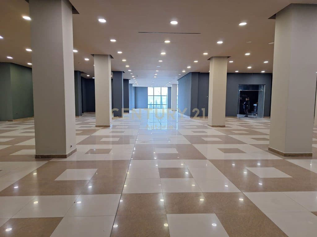 COMMERCIAL SPACE FOR RENT NEXT TO THE ROAD ON THE TIRANA-DURRES HIGHWAY.