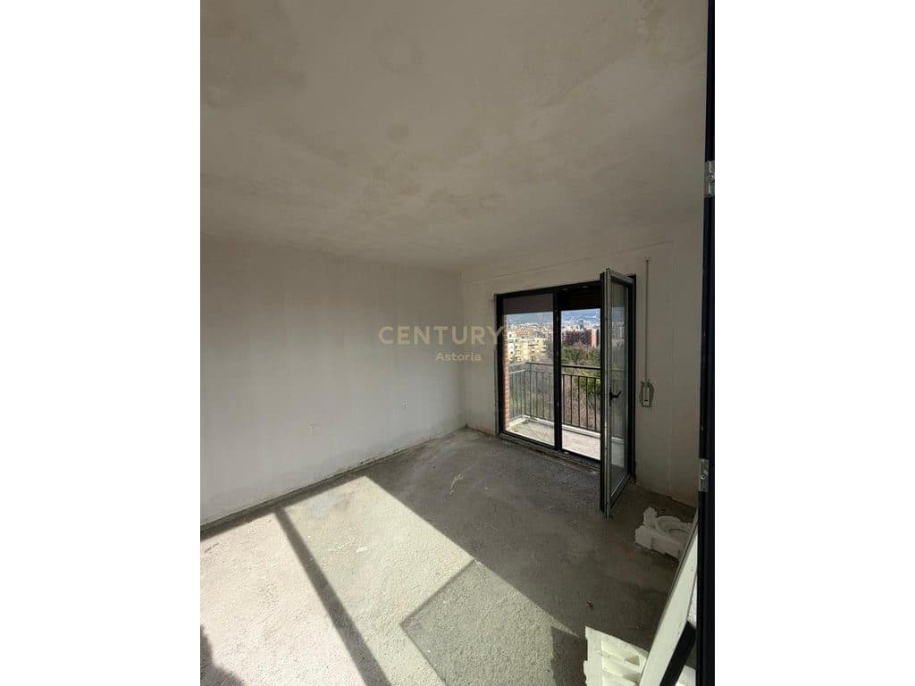 Apartament 1+1 me Verandë 90 m² – Kati 5, pamje e hapur nga Kopshti Botanik