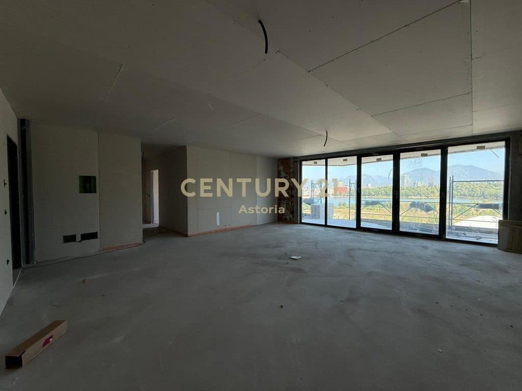 Apartament modern 2+1+2 me verandë pranë Liqenit Artificial dhe Liqenit të Thatë